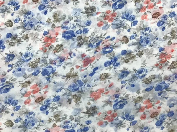 batik arka plan üzerinde güzel renkli çiçekler 