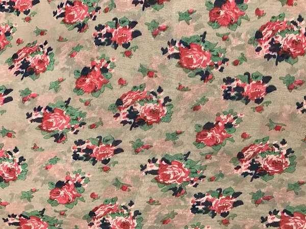 batik arka plan üzerinde güzel renkli çiçekler 