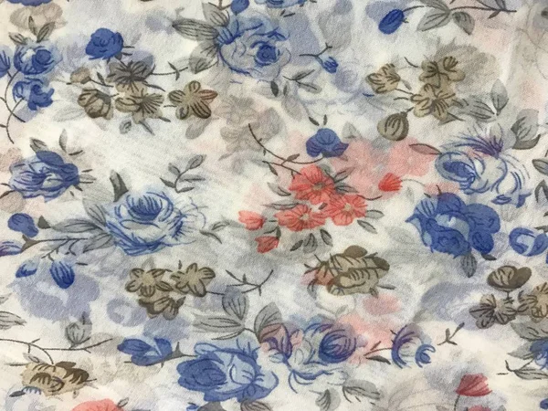 batik arka plan üzerinde güzel renkli çiçekler 