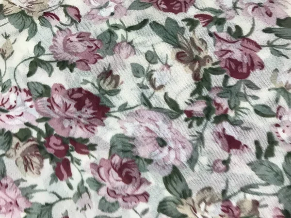 batik arka plan üzerinde güzel renkli çiçekler 