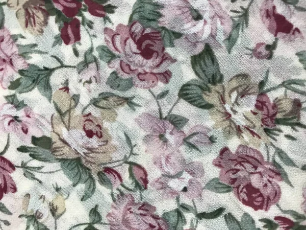 batik arka plan üzerinde güzel renkli çiçekler 