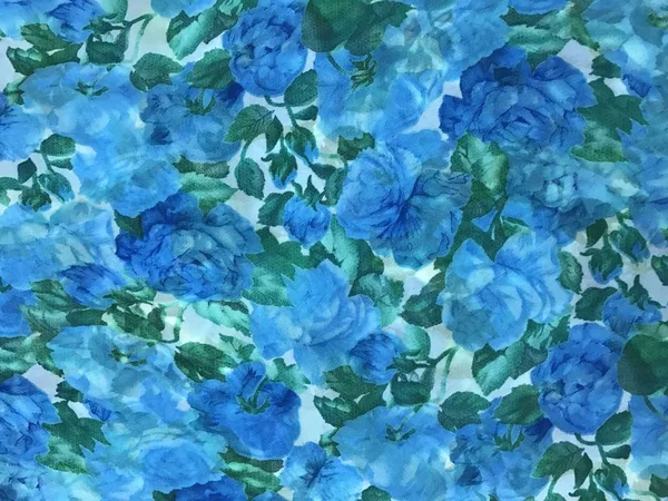 batik arka plan üzerinde güzel renkli çiçekler 