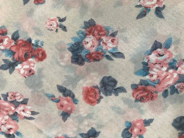 batik arka plan üzerinde güzel renkli çiçekler 