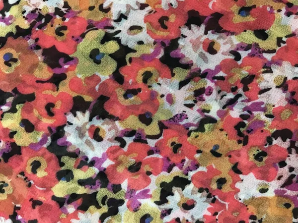 Hermosas flores de colores sobre fondo batik — Foto de Stock