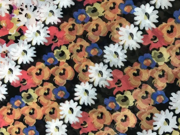 batik arka plan üzerinde güzel renkli çiçekler 