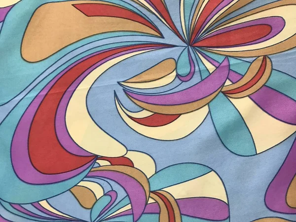 batik arka plan üzerinde güzel renkli çiçekler 