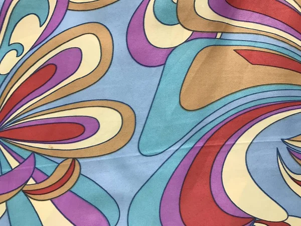 batik arka plan üzerinde güzel renkli çiçekler 