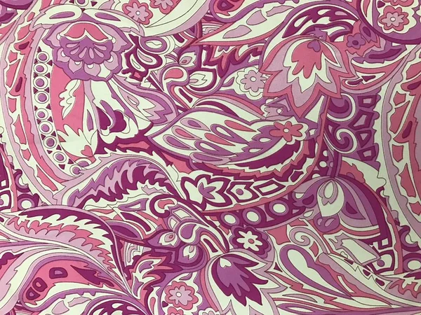 batik arka plan üzerinde güzel renkli çiçekler 