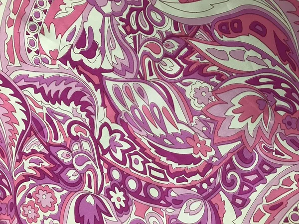 batik arka plan üzerinde güzel renkli çiçekler 