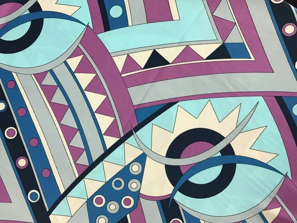 batik arka plan üzerinde güzel renkli çiçekler 