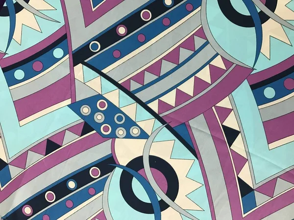 batik arka plan üzerinde güzel renkli çiçekler 