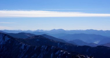 Dağ panoramik manzara bulutlar
