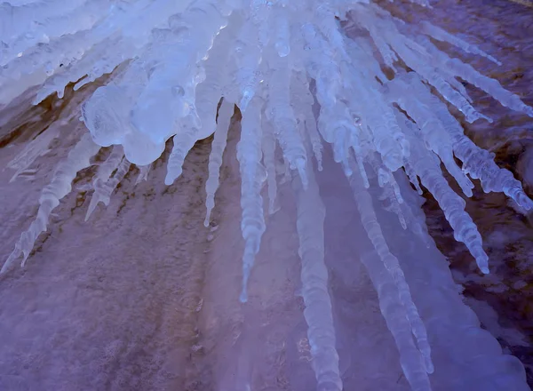 Beautiful shiny transparent icicles hang on a clear day — Stock Photo, Image