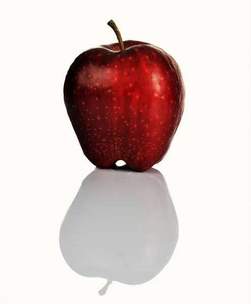 Pomme rouge fraîche sur fond blanc — Photo