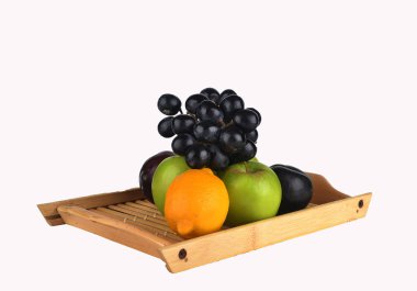 kahverengi bir sepet içinde çeşitli meyve