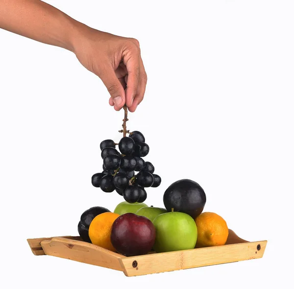 Рука тримає змішані фрукти — стокове фото