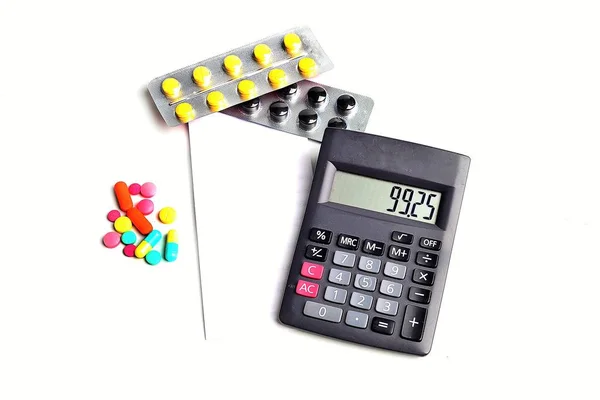 Pills tablet with bill receipt calculator — Stock Photo, Image