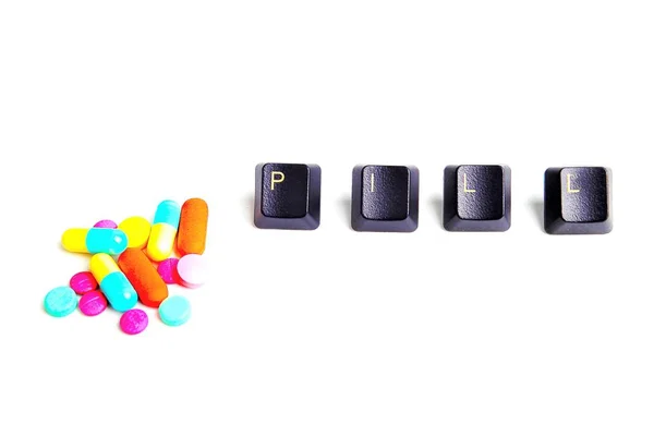 Comprimidos comprimidos cápsula com palavra conceito de saúde pública isolado em fundo de madeira — Fotografia de Stock