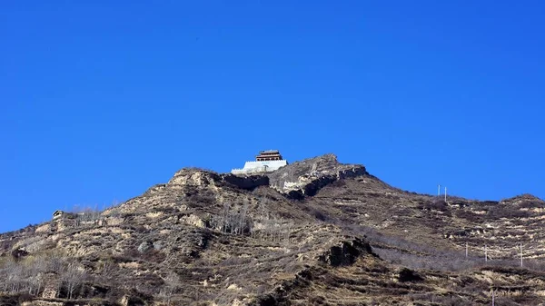 A enorme cidade budista do mosteiro está localizada na encosta e no topo da montanha — Fotografia de Stock