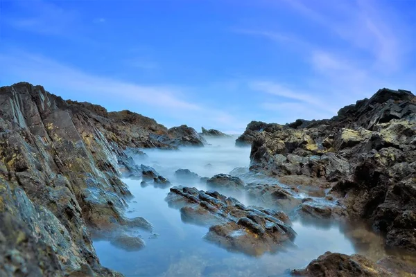 Vagues mer cils ligne impact rocher sur la plage — Photo