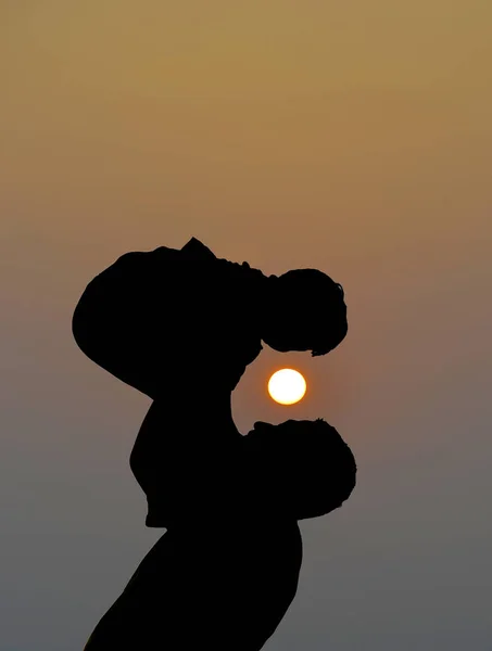 Father and little daughter silhouettes at sunset — Stock Photo, Image
