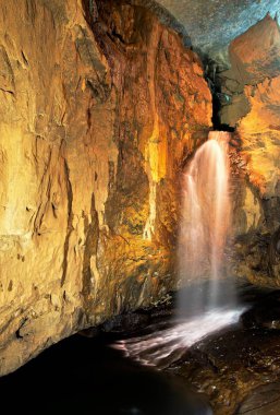 şelaleler, Yunnan, Çin Jiuxiang doğal bölgede. Bu alan, mağaralar, dağlar ve derin vadiler bilinir.