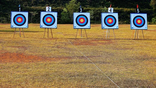 Güzel bir sabah okçuluk hedeflere