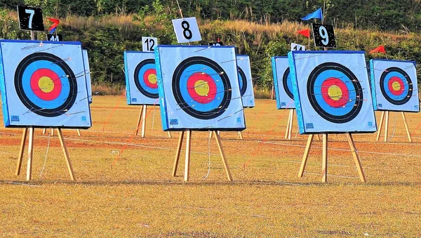 Güzel bir sabah okçuluk hedeflere