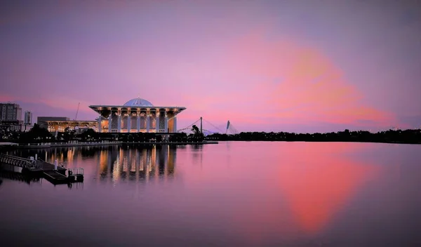 壮观和美丽的看法结束苏丹米赞清真寺 (清真寺 Besi) 在马来西亚的普特拉贾亚 免版税图库照片