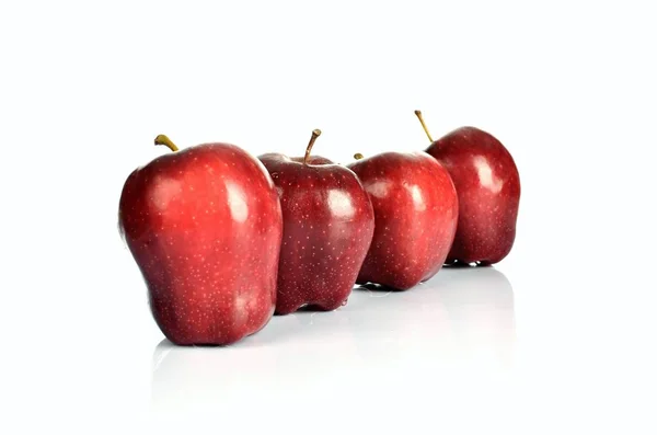 Punainen omena valkoisella taustalla — kuvapankkivalokuva