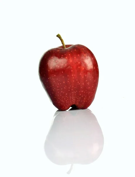 Manzana roja sobre fondo blanco — Foto de Stock