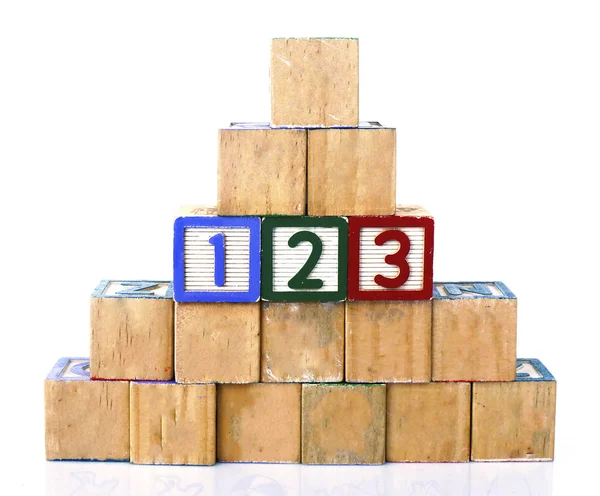 The words "123" spelled out in wooded block on a white background with copy space — Stock Photo, Image