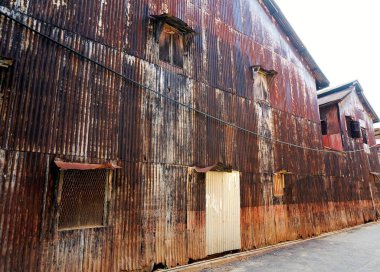 Çinko duvar eski ve paslı çinko duvarda kırmızı tuğla çit arka plan ve doku için.