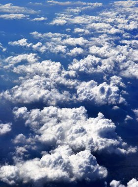 Uçak penceresinden bulutların üzerinde gün doğumu