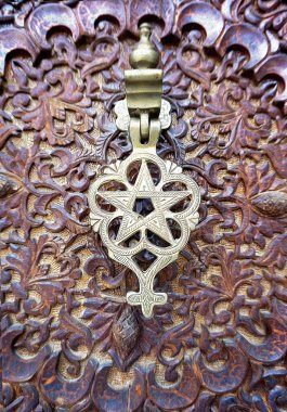 Fas Marakeş tipik eski arabesk kapı detayı ile pirinç kapı vurmak.