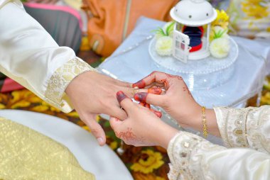 Gelin Damat parmağına alyans koyar