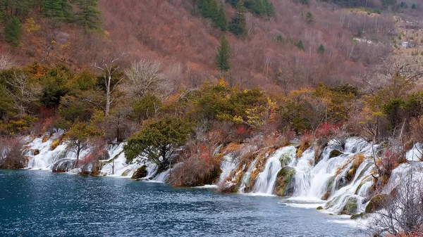 风景秀丽的秋天风景与美丽的瀑布在山河森林与红色的叶子 — 图库照片