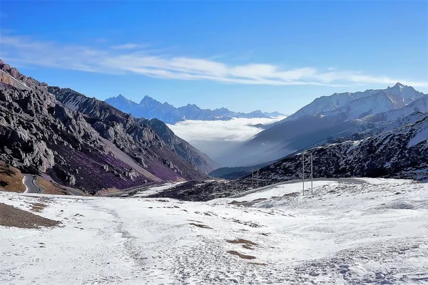 Winterlandschap Met Wolken Bedekt Bergen — Stockfoto