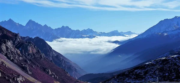 Winterlandschap Met Wolken Bedekt Bergen — Stockfoto