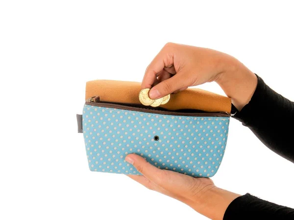 Kadın el beyaz arka plan üzerinde izole çanta para koymak — Stok fotoğraf