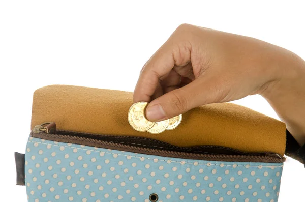 Kobieta ręcznie umieścić pieniądze w torebce na białym tle — Zdjęcie stockowe