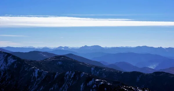 Horské pásmo mraky panoramatické krajiny — Stock fotografie