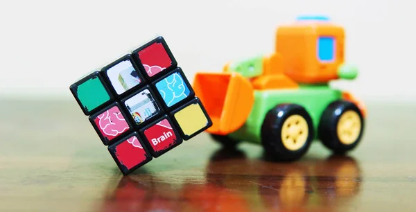 トラクターのおもちゃでルービックキューブプッシュ — ストック写真