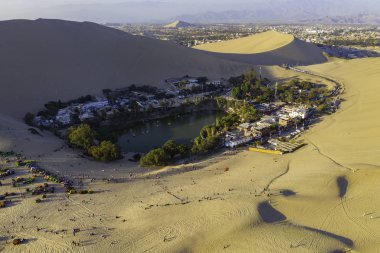 Peru 'nun görkemli kıyı çöllerinde gün batımı manzarası Ica ve Huacachina, Peru arasında yer almaktadır.,