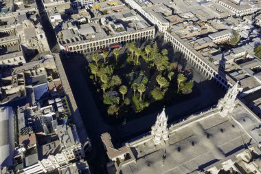 Gün doğumunda Armas Meydanı 'nda hava manzarası. Katolik Katedrali ve Plaza de Armas Meydanı olan Arequipa şehri, Peru