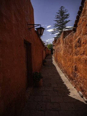 Manastırın içinde bir şehir. Saint Catherine Manastırı (Convento de Santa Catalina), Arequipa şehri, Peru 'da dar bir sokakta yaşayan rahibeler.