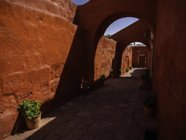 Saint Catherine Manastırı 'nın avlusunda kırmızı duvarlar ve kemerler. Arequipa, Peru 'daki Dominikli rahibeler manastırı..
