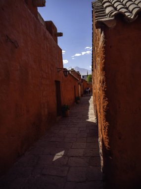 Manastırın içinde koyu kırmızı duvarlar olan dar sokaklar. Saint Catherine Manastırı (Convento de Santa Catalina), Arequipa şehri, Peru