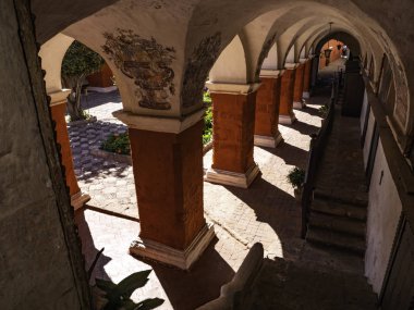 Sömürge İspanyol tarzı koridorların kolonları ve kemerleri. Aziz Catherine Manastırı. Arequipa, Peru 'daki Dominikli rahibeler manastırı. 