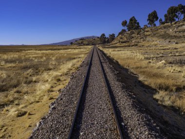 Peru And Dağları 'nın ortasında yalnız tren yolu. Seyahate başlamanın bir yolu. Puno ve Cuzco del Peru Demiryolları, Puno Bölgesi, Peru